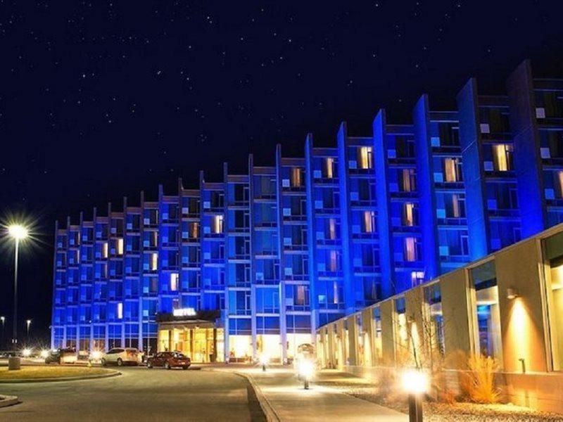 Grey Eagle Resort YYC Exteriör bild
