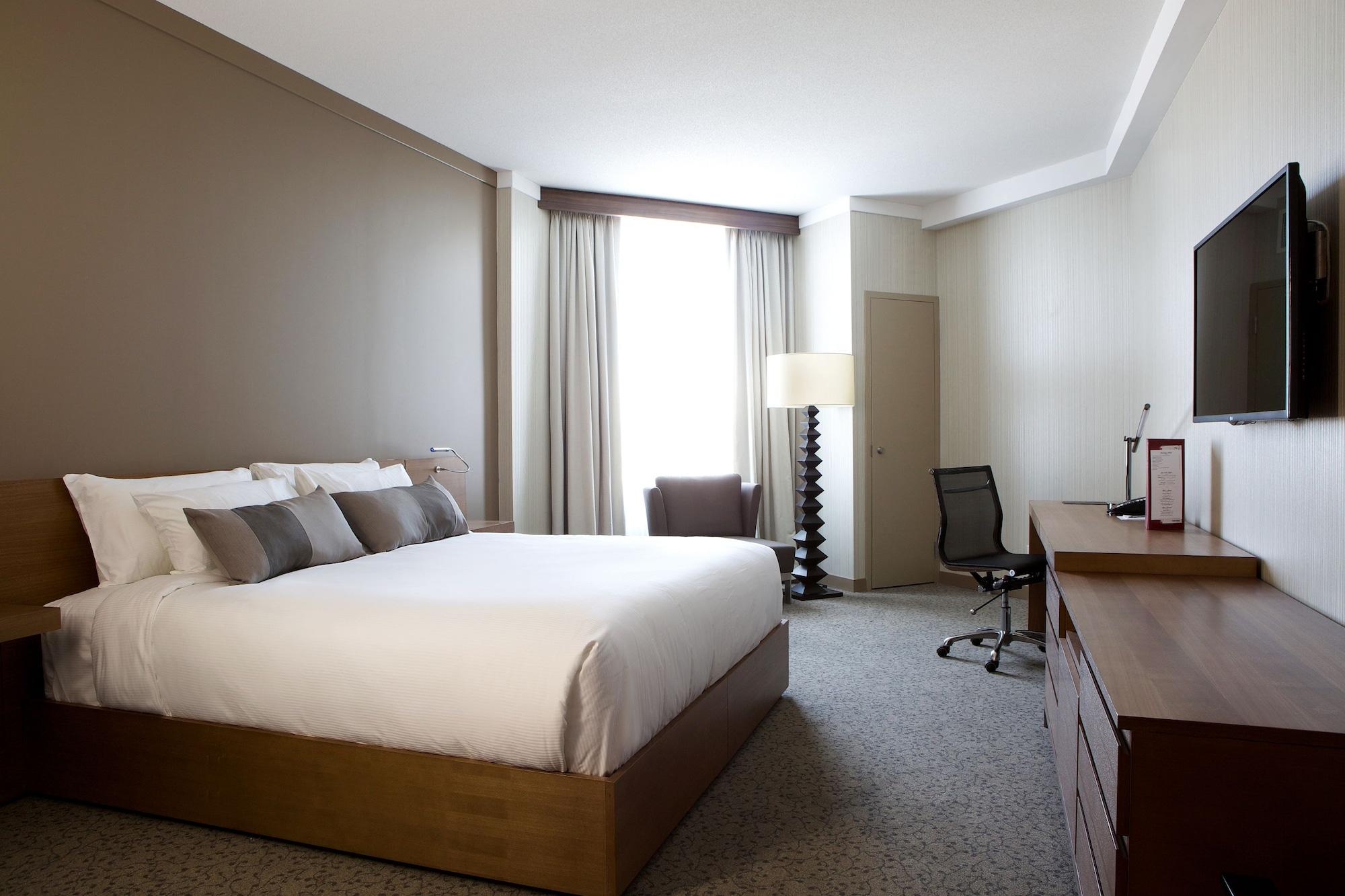 Grey Eagle Resort YYC Exteriör bild