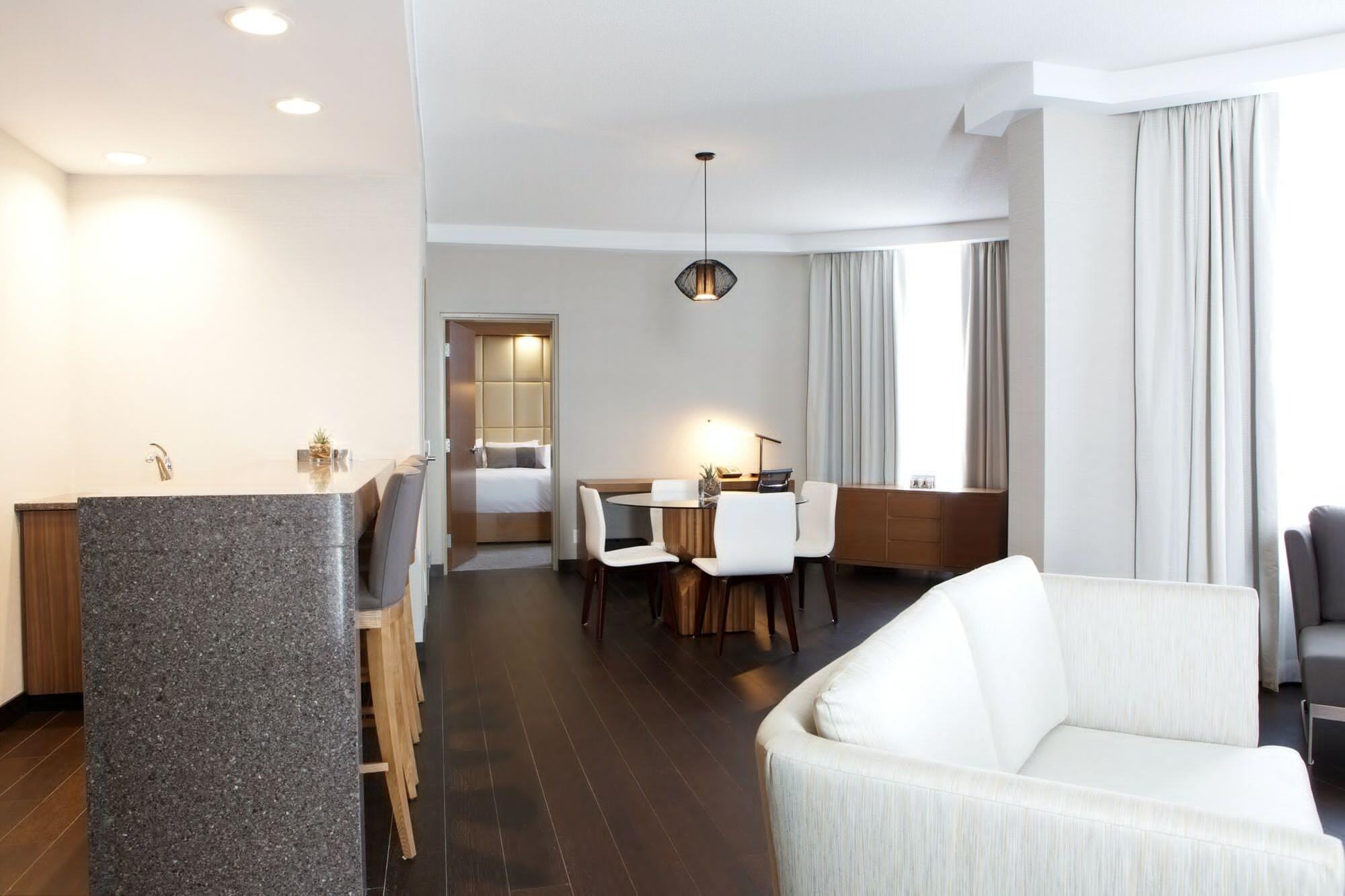 Grey Eagle Resort YYC Exteriör bild