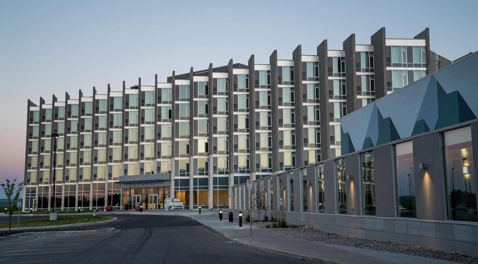 Grey Eagle Resort YYC Exteriör bild