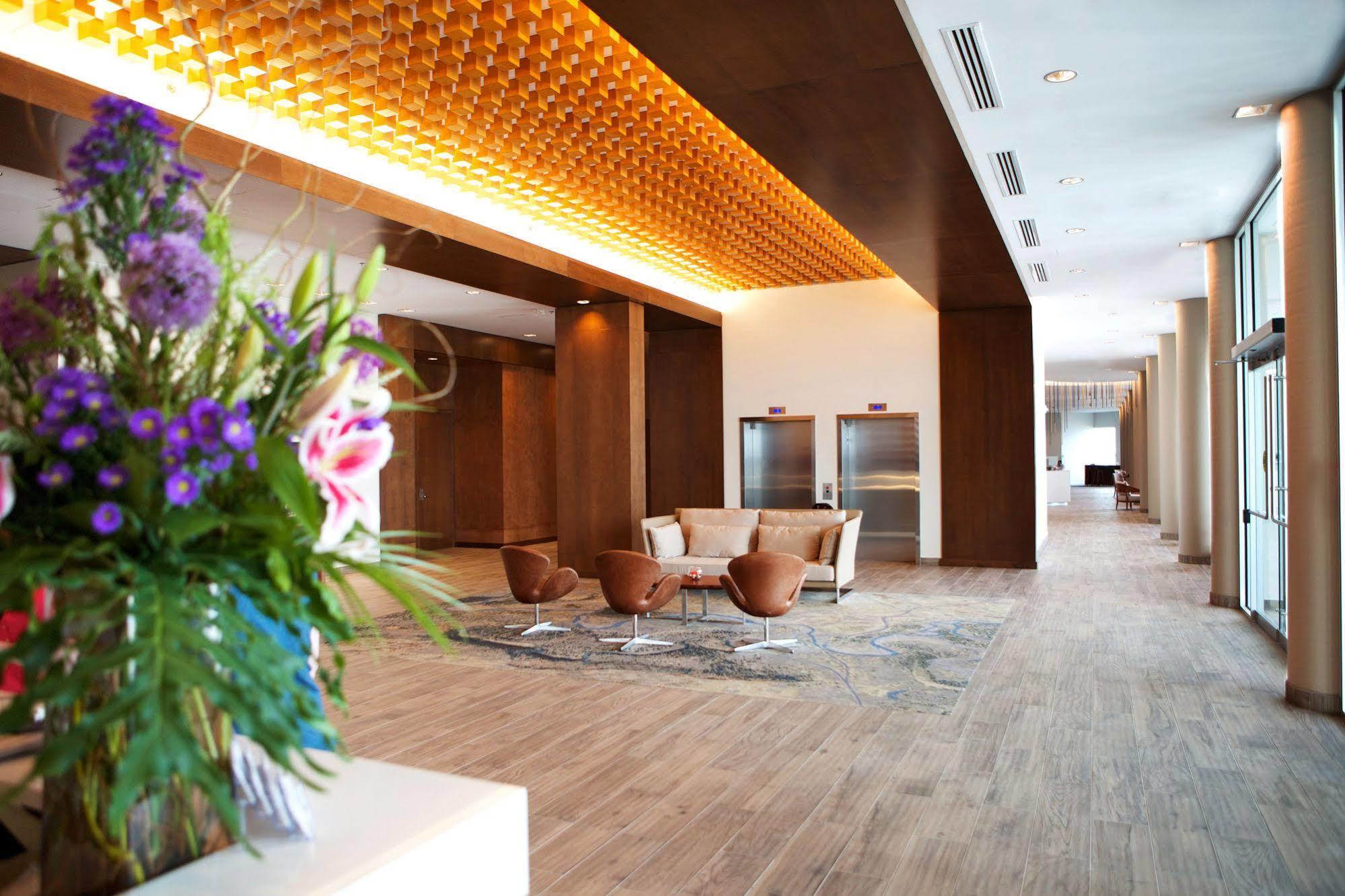 Grey Eagle Resort YYC Exteriör bild