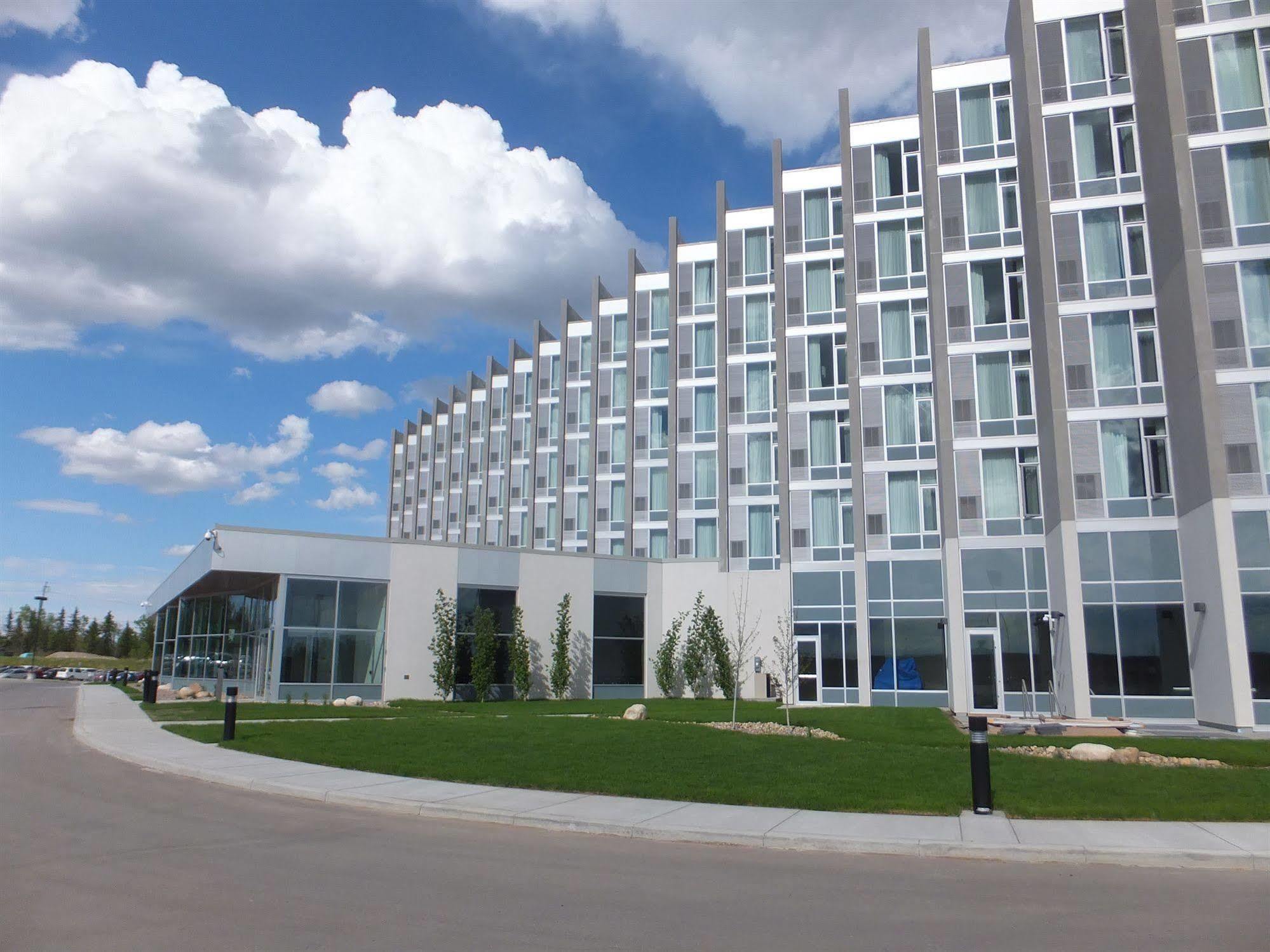 Grey Eagle Resort YYC Exteriör bild