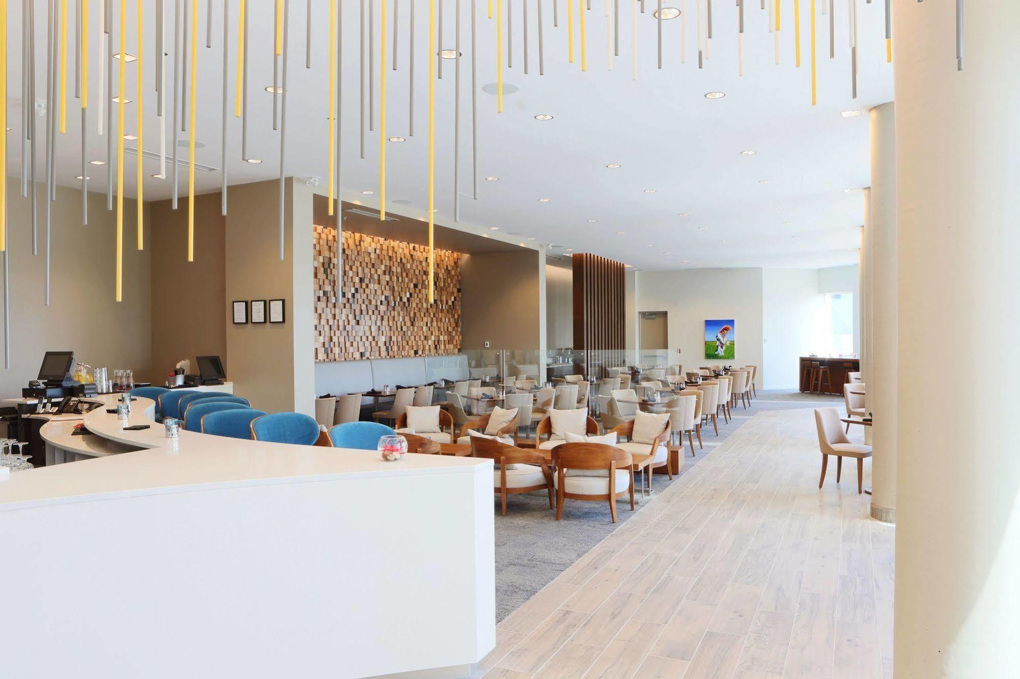 Grey Eagle Resort YYC Exteriör bild
