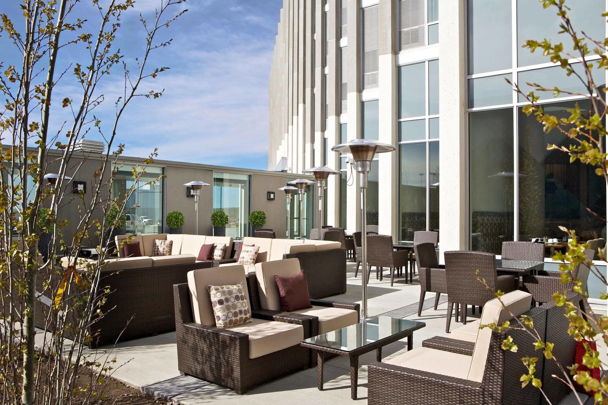 Grey Eagle Resort YYC Exteriör bild
