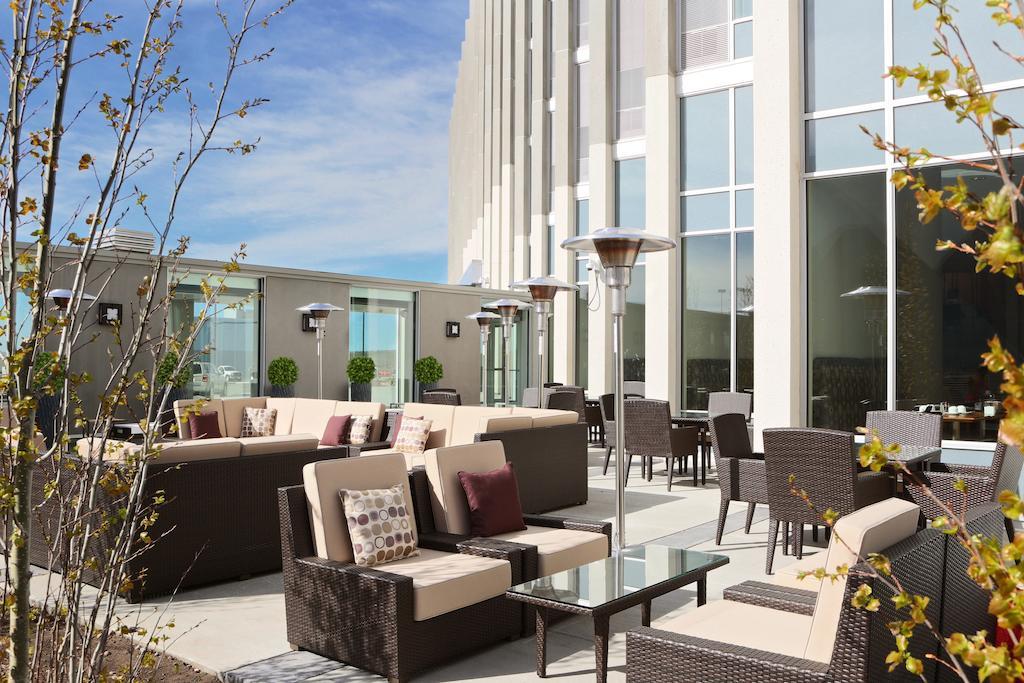 Grey Eagle Resort YYC Exteriör bild