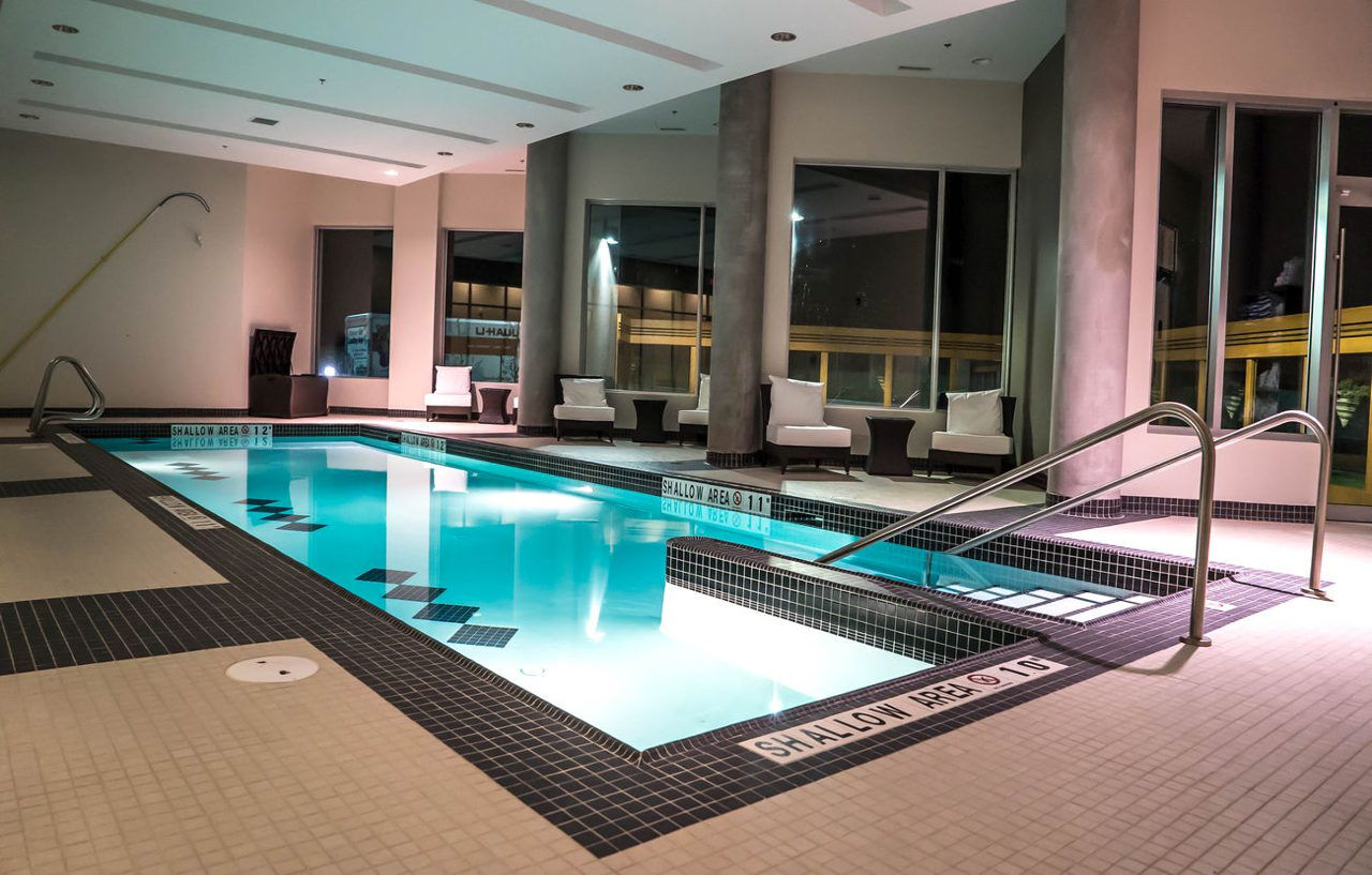 Grey Eagle Resort YYC Exteriör bild